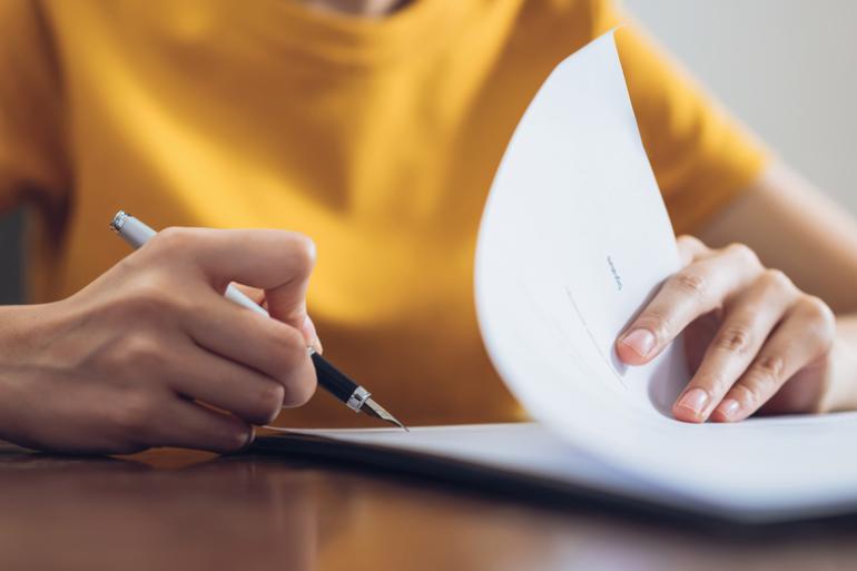 Mujer revisando un documento